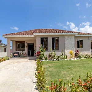  Villa Sun Shine Luxury 2 Bedroom Pool & Gym St Ann